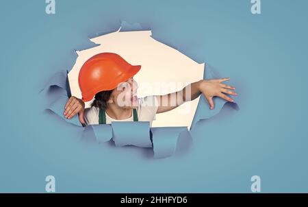 Protection et sécurité des enfants.Petit créateur souriant dans le casque. Enfance heureuse. Idée de guide de carrière.Portrait de petite fille avec casque de sécurité.Petit Banque D'Images