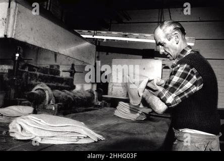 Artisanat historique.Fabrication de chapeaux à l’usine de chapeau de Christy’s Stockport début 1990s, homme tournant une capuche en feutre de fourrure de lapin humide Banque D'Images