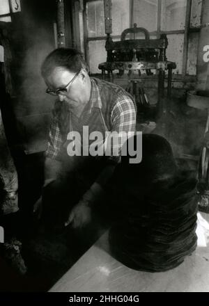 Artisanat historique.Fabrication de chapeaux à l’usine de chapeaux de Christy’s Stockport début 1990s, des chapeaux d’étirement de bout d’homme Banque D'Images