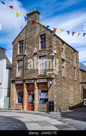 Bâtiments victoriens de trois étages à l'angle de Bridge Street et Albert Street à Kirkwall à Orkney, en Écosse Banque D'Images
