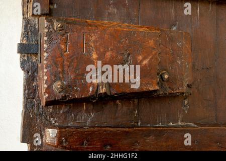 Serrure de porte d'église en bois antique et en métal Banque D'Images