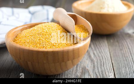 Polenta de gruau de maïs cru dans un bol de bambou sur le fond en bois ancien.Mise au point sélective Banque D'Images