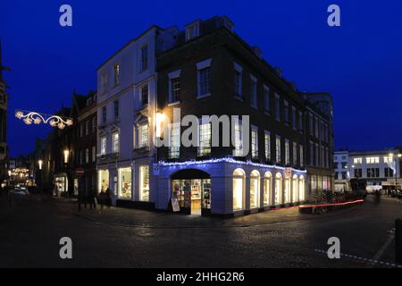 Illuminations de Noël le long de Kings Parade, Cambridge City, Cambridgeshire, Angleterre, Royaume-Uni Banque D'Images