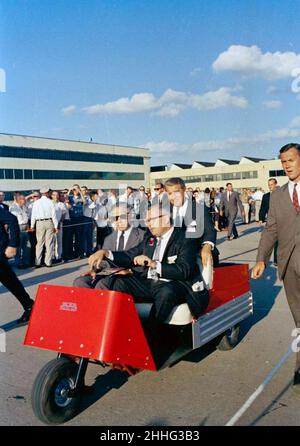 ST-C378-8-62.Directeur du George C. Marshall Space Flight Centre (MSFC), Dr. Wernher von Braun, à McDonnell Aircraft Corporation à St. Louis, Missouri. Banque D'Images