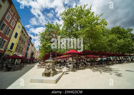 Tivoli place avec des cafés et des restaurants dans le centre-ville de Carcassonne lors d'une Sunny Spring Day Banque D'Images