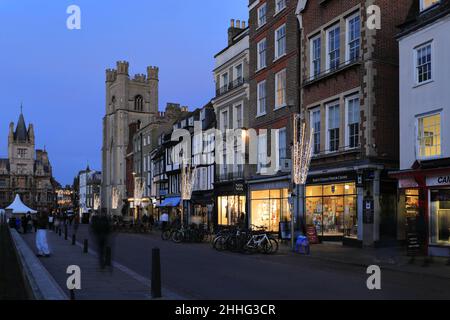 Illuminations de Noël le long de Kings Parade, Cambridge City, Cambridgeshire, Angleterre, Royaume-Uni Banque D'Images