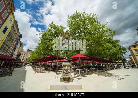 Tivoli place avec des cafés et des restaurants dans le centre-ville de Carcassonne lors d'une Sunny Spring Day Banque D'Images