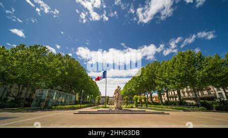 Place Gambetta à Carcassonne, en France, le soleil du printemps Banque D'Images