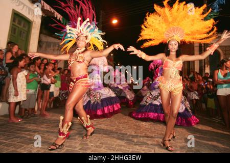 caravelas, bahia, brésil - 13 février 2009 : membres de l'école de samba Coroa Imperial pendant le défilé de carnaval dans la ville de Caravelas. Banque D'Images