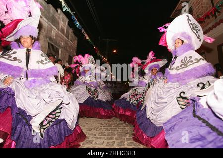 caravelas, bahia, brésil - 13 février 2009 : membres de l'école de samba Coroa Imperial pendant le défilé de carnaval dans la ville de Caravelas. Banque D'Images