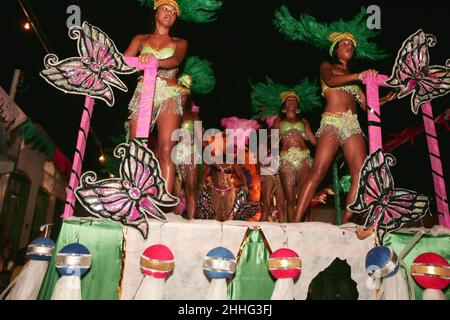 caravelas, bahia, brésil - 13 février 2009 : membres de l'école de samba Coroa Imperial pendant le défilé de carnaval dans la ville de Caravelas. Banque D'Images