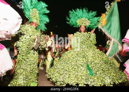 caravelas, bahia, brésil - 13 février 2009 : membres de l'école de samba Coroa Imperial pendant le défilé de carnaval dans la ville de Caravelas. Banque D'Images