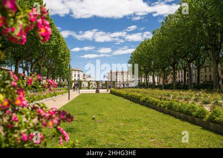 Place Gambetta à Carcassonne, en France, le soleil du printemps Banque D'Images