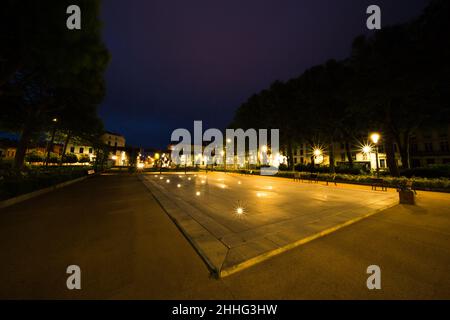 L'Esplanade de la place Gambetta s'est illuminée la nuit à Carcassonne, en France Banque D'Images