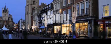 Illuminations de Noël le long de Kings Parade, Cambridge City, Cambridgeshire, Angleterre, Royaume-Uni Banque D'Images