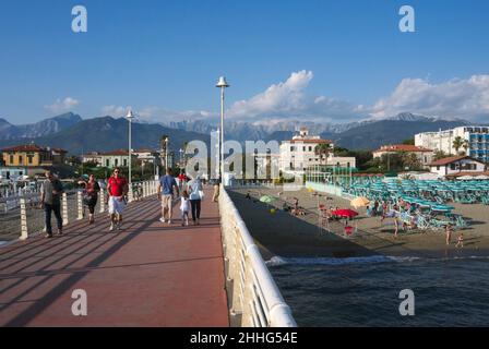 jetée et front de mer à Marina di Massa, Versilia, Toscane, Italie Banque D'Images