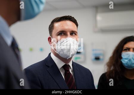 Wes Streeting, secrétaire à la Santé et aux soins sociaux, lors d'une visite de la faculté de médecine de l'Université de Birmingham et des hôpitaux universitaires, pour en apprendre davantage sur les recherches de Covid de l'université et parler au personnel de l'hôpital.Date de la photo: Lundi 24 janvier 2022. Banque D'Images