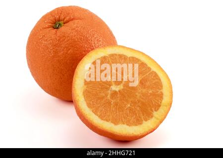 Oranges entières et tranchées.Oranges mûres isolées sur fond blanc. Banque D'Images