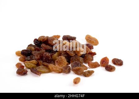 Pile de raisins secs isolés sur fond blanc Banque D'Images