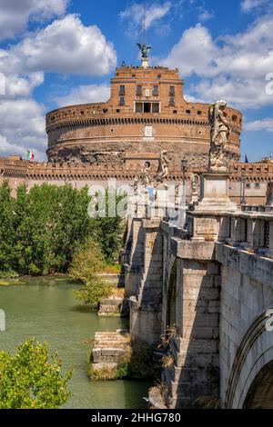 Ville de Rome en Italie, Castel Sant Angelo (Château du Saint Ange), ancien mausolée d'Hadrien et pont Ponte Saint-Ange sur le Tibre. Banque D'Images