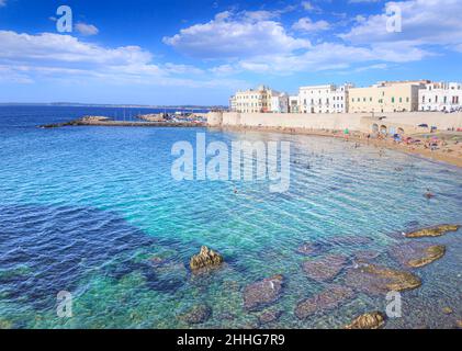 Plage de Puritate à Salento, Apulia (ITALIE).C'est la plage du centre historique de Gallipoli.Il tire son nom de l'église de S. Maria della P Banque D'Images