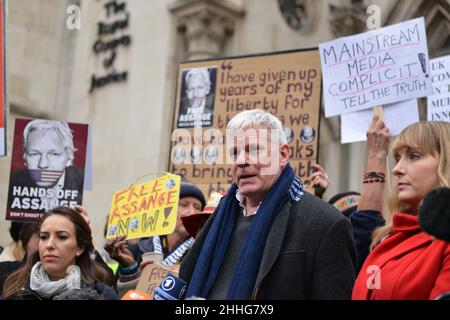 Kristinn Hrafnsson, rédacteur en chef de WikiLeaks, parle aux médias en dehors des cours royales de justice de Londres.Julian Assange a accordé l'autorisation de demander l'extradition à la cour supérieure du Royaume-Uni. Banque D'Images