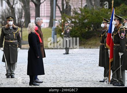 La ministre tchèque de la défense, Jana Cernochova (portant un foulard rouge), accueille son homologue letton, Artis Pabriks, à Prague, en République tchèque, le lundi 24 janvier 2022.(Photo CTK/Michal Krumphanzl) Banque D'Images