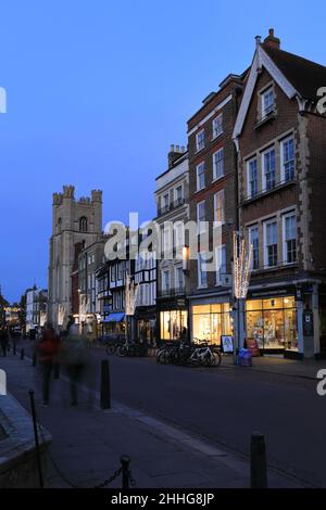 Illuminations de Noël le long de Kings Parade, Cambridge City, Cambridgeshire, Angleterre, Royaume-Uni Banque D'Images