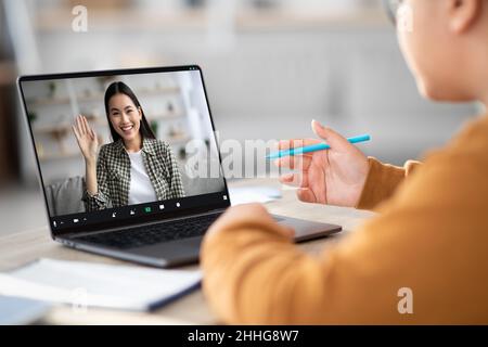 Enfant méconnaissable qui a un chat vidéo avec un tuteur, à l'aide d'un ordinateur portable Banque D'Images