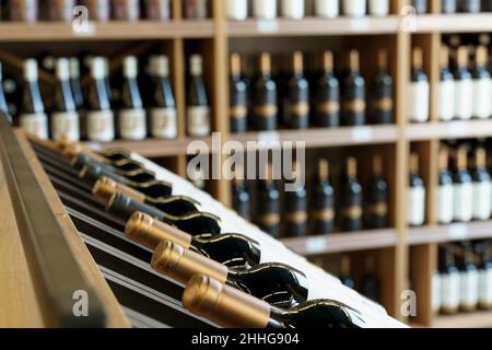 Bouteilles de vin avec étiquettes vierges sur le comptoir d'un magasin de spiritueux.Vin de fond.Photo de haute qualité Banque D'Images