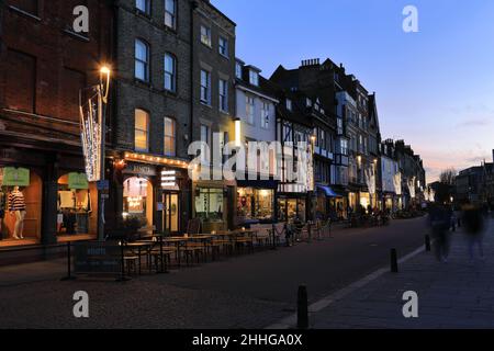 Illuminations de Noël le long de Kings Parade, Cambridge City, Cambridgeshire, Angleterre, Royaume-Uni Banque D'Images