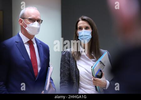 Bruxelles, Belgique.24th janvier 2022.Le ministre irlandais des Affaires étrangères Simon Coveney (à gauche) et la ministre belge des Affaires étrangères Sophie Wilmes lors d'une table ronde lors de la réunion du Conseil des Affaires étrangères au siège du Conseil de l'UE à Bruxelles, Belgique, le 24 janvier 2022.Les ministres discutent de la crise politique en Ukraine et des mesures possibles pour dissuader la Russie d'envahir l'Ukraine.(Credit image: © Valeria Mongelli/ZUMA Press Wire) Credit: ZUMA Press, Inc./Alamy Live News Banque D'Images