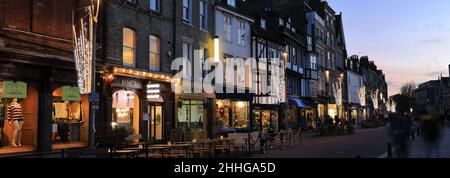 Illuminations de Noël le long de Kings Parade, Cambridge City, Cambridgeshire, Angleterre, Royaume-Uni Banque D'Images