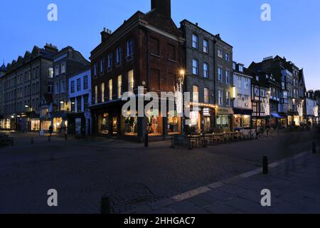 Illuminations de Noël le long de Kings Parade, Cambridge City, Cambridgeshire, Angleterre, Royaume-Uni Banque D'Images