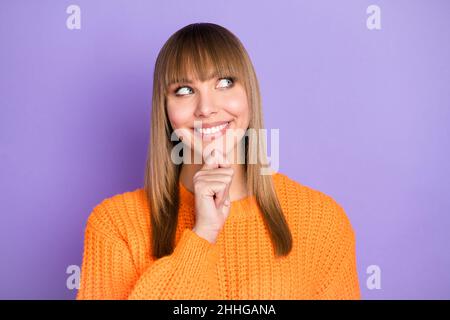 Photo portrait de femme curieuse regardant l'espace blanc réfléchi a eu idée isolé pastel couleur violet arrière-plan Banque D'Images