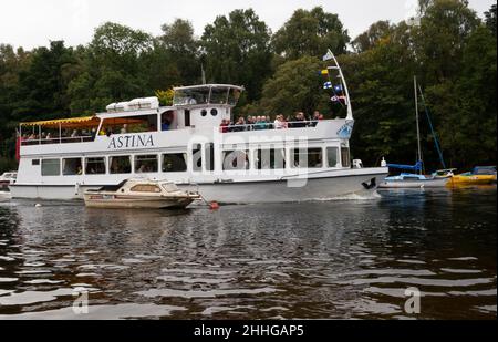 Bateau touristique, Astina de Sweeney Cruises sur la rivière Leven à Balloch en direction du Loch Lomond, Écosse Banque D'Images