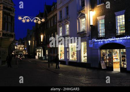 Illuminations de Noël le long de Kings Parade, Cambridge City, Cambridgeshire, Angleterre, Royaume-Uni Banque D'Images