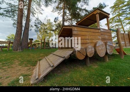 Aire de jeux extérieure en bois vide dans la zone du restaurant. Banque D'Images