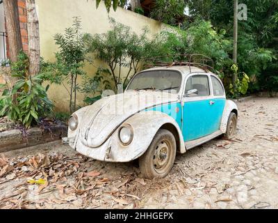 Un classique rétro bleu et blanc Volkswagen Beetle à Sayulita, Mexique. Banque D'Images