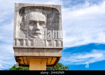 Sculpture cubiste en marbre blanc dans une fontaine honorant Jose Marti et Abel Santamaria, Santiago de Cuba, Cuba Banque D'Images