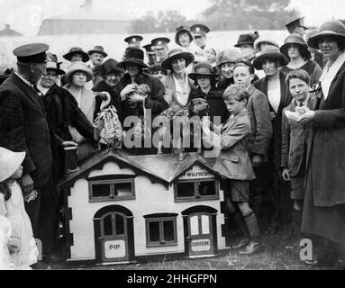 The Daily Mirror's Pets, PIP, Squeak et Wilfred à un fète dans le domaine de la maison de Dublin de Lord Iveagh.Robbie Pellissier donne à chaque animal une médaille au nom de notre Ligue des amis muets.17th juin 1923. Banque D'Images