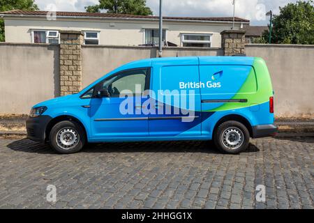 British Gas Van garée sur une route à côté d'une maison, Écosse, Royaume-Uni Banque D'Images