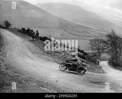 Concurrent dans le Liverpool Motor Club 24 heures d'essai vu ici s'attaquant au Bwlch y Groes (col de la Croix).Vers 1930 Banque D'Images