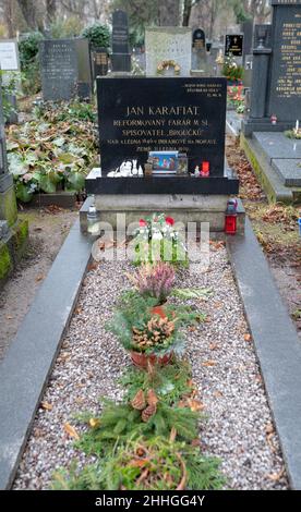 Tombe de Jan Karafiát, ecclésiastique de l'église évangélique de la Brethen tchèque, poète et écrivain d'histoires pour enfants, au cimetière de Vinohrady à Prague. Banque D'Images