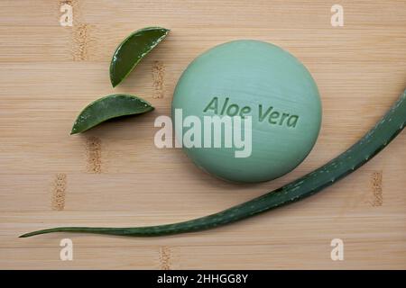 savon à l'aloe vera avec feuille fraîche à l'aloe vera sur fond de bambou Banque D'Images