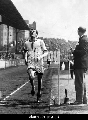 La fin de la course de 880 yards, remportée par H. Gutteridge, au pont Stamford pendant l'athlétisme international dans un match entre Achilles et les clubs Berliner et Deutscher.20th mai 1929. Banque D'Images