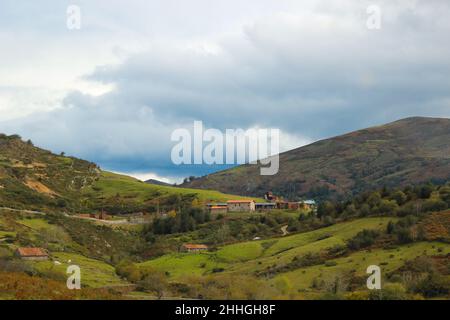 Paysage vert et maisons de village de montagne en Cantabrie, dans le nord de l'Espagne Banque D'Images