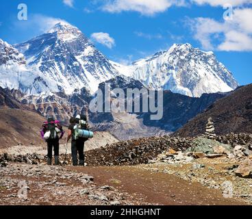 Mont Everest et Lhotse vus de la vallée de Gokyo avec deux touristes en route vers le camp de base de l'Everest, parc national de Sagarmatha, vallée de Khumbu, Népal Hima Banque D'Images