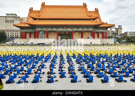 Un immense nombre de pratiquants de Falun Gong (Dafa) méditent sur la place de la liberté de Taipei à Taiwan.Falun Gong qigong, est interdit en Chine. Banque D'Images
