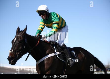 Photo du dossier datée du 09-04-2021, de Nico de Boinville, dans la circonscription de Chantry House, sur le chemin de la victoire de Betway Mildmay Novices' Chase pendant la journée des dames du Grand Festival national de santé Randox 2021 à l'hippodrome d'Aintree, à Liverpool.Chantry House essaiera de revenir sur la bonne voie dans le Paddy Power Cotswold Chase à Cheltenham samedi après un effort inférieur au pair dans le King George VI Chase.Date de publication : lundi 24 janvier 2022. Banque D'Images